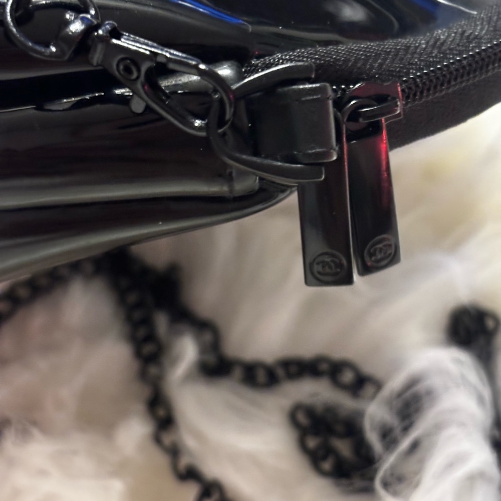 CC Glossy Black Makeup Crossbody Bag - Picture 4 of 5